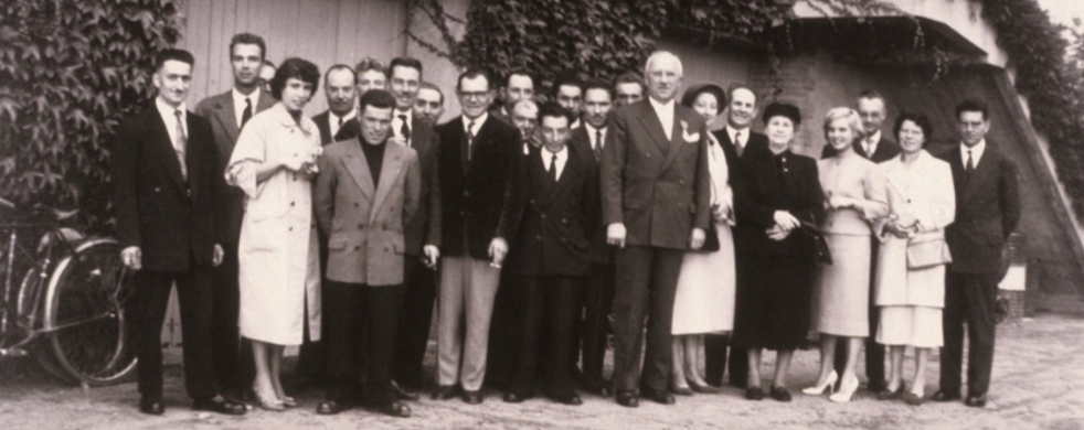 2 octobre 1958 : Le personnel autour du directeur, L&eacute;on Simon, d&eacute;cor&eacute; de la L&eacute;gion d&rsquo;Honneur