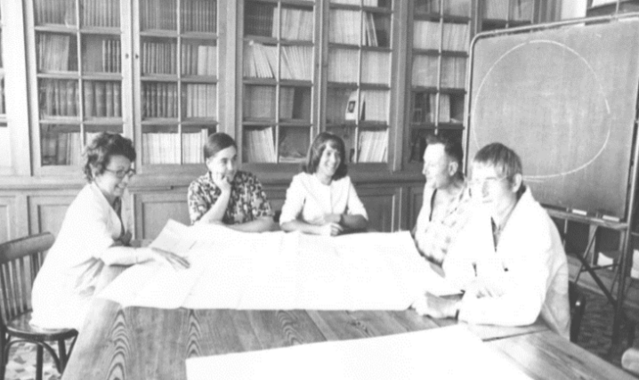 Biblioth&egrave;que de la station d&rsquo;&oelig;nologie &agrave; Belle-Beille : pr&eacute;paration du d&eacute;m&eacute;nagement &ndash; Huguette L&eacute;on, Chantal Bor&eacute;, R&eacute;jane Champenois, Ren&eacute; Baudry, Christian Asselin - 1975