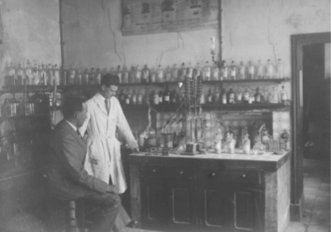 Laboratoire d&rsquo;&oelig;nologie &ndash; rue Rabelais &agrave; Angers &ndash; Louis Moreau (assis)